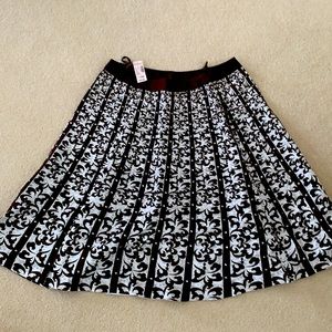 Dress Barn A-line skirt. Lined w/ sequin detail. Non-smoking home.